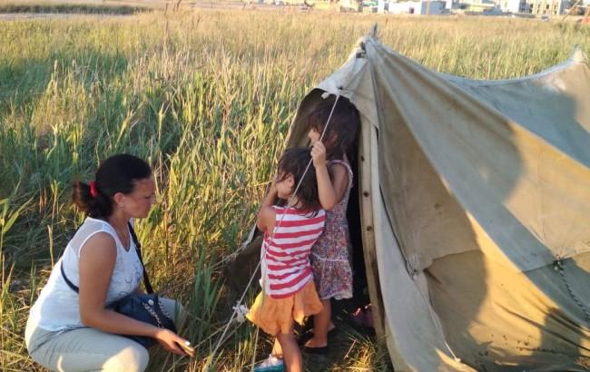 Поили водкой: в Херсонской области трое малолетних детей жили в палатке без присмотра