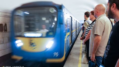 НП у метро Києва: пасажири влаштували криваву різанину (відео)