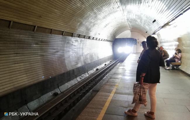 "Приходится в мэрию ездить, чтобы помыться": в киевском метро были замечены люди в белых халатах (фото)