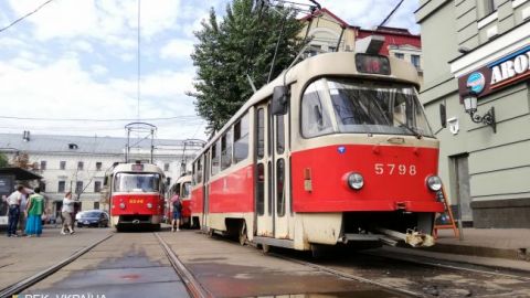 В Днепре на полном ходу загорелся трамвай: все подробности