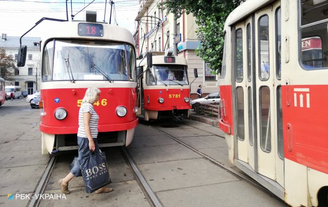 У Києві трамвай зійшов з рейок. Ускладнено рух транспорту