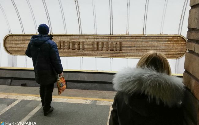 В Киеве на "зеленой" ветке метро останавливали движение: на рельсы упал мужчина