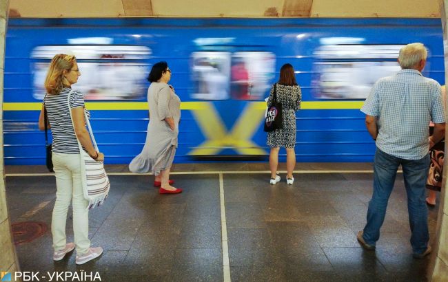 У Києві чоловік їхав в метро з великою собакою без намордника, чим обурив пасажирів (відео)
