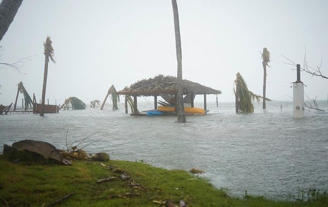 Опубликовано видео из эпицентра урагана "Дориан"
