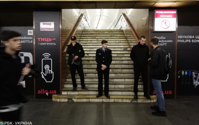 У входа в метро Киева прогремел взрыв: видео 18+ и подробности ЧП