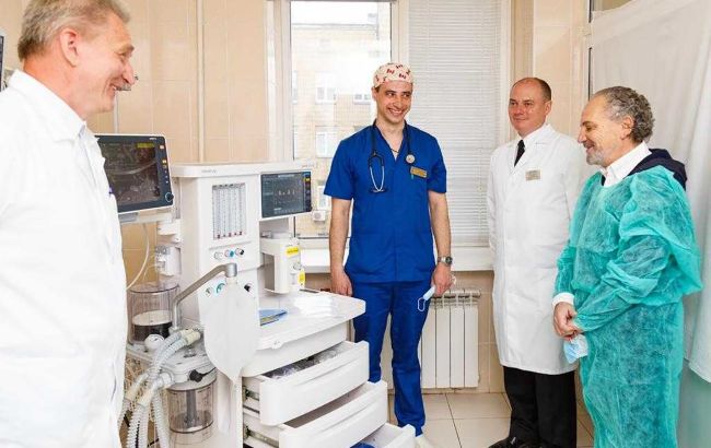 Шустер и Елизаров купили для военного госпиталя медоборудование на 1 млн грн