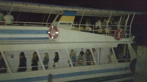 У Черкасах посеред Дніпра заглох теплохід, частину пасажирів евакуювали