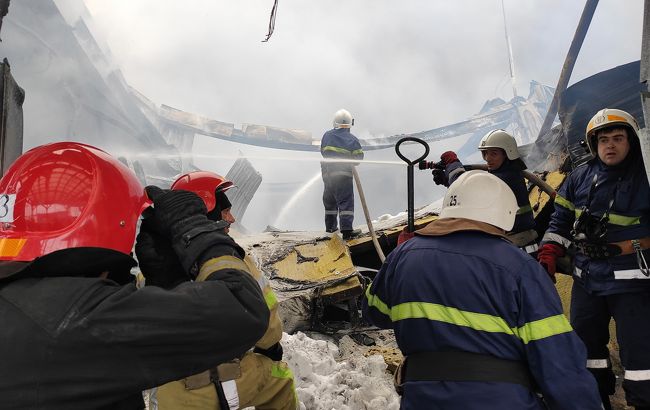 Пожежу в "Епіцентрі" загасили за майже шість годин