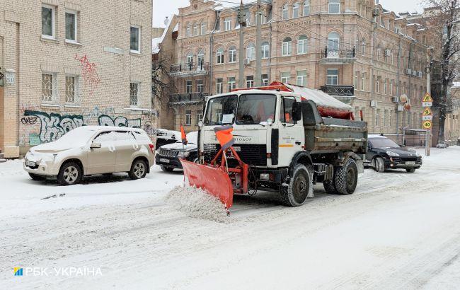 На въездах в Киев скопилось 1400 фур. Затруднено движение снегоуборочной техники