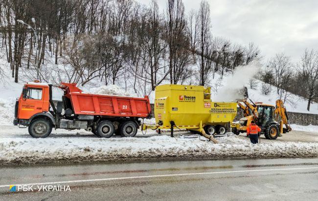 Через снігопади в трьох областях залишається обмеженим рух на дорогах