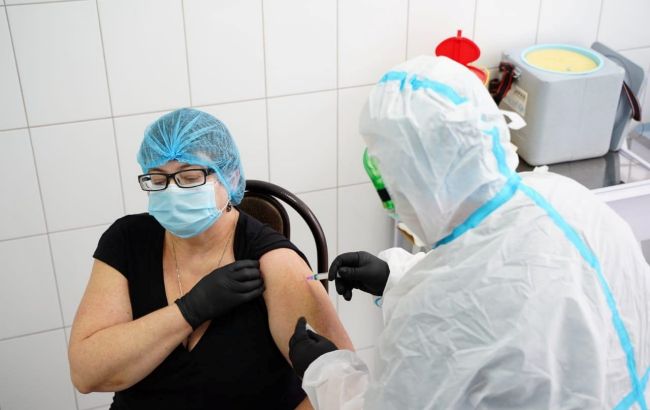 В Минздраве назвали условия COVID-вакцинации общественных деятелей вне очереди