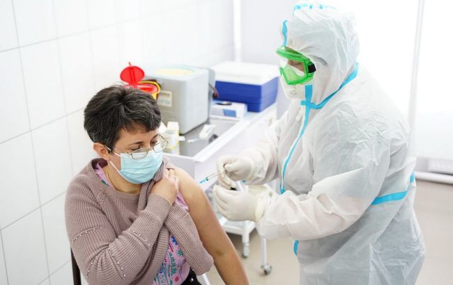 Вакцинація в Україні проводиться 33 бригадами. Більше прищеплюють жінок