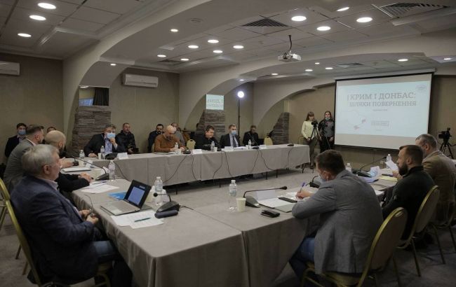 В Києві обговорили шляхи реінтеграції Донбасу і Криму