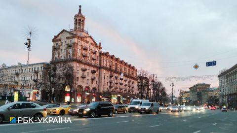 "О чем они думали": в Киеве супруги с маленьким ребенком пытались перебежать восемь полос дороги (видео)