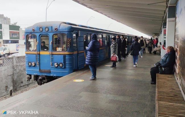 На красной ветке киевского метро ограничено движение поездов: в чем причина