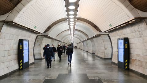 Метро "Осокорки" снова заполонили стихийные торговцы: "жестяк какой-то"