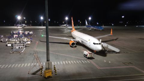 Дорогами Києва провезли літак: не там припаркувався (відео)