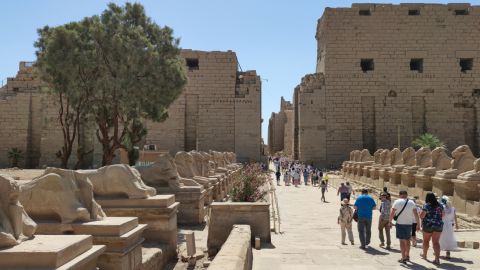 У Єгипті знімають обмеження на роботу ресторанів і магазинів