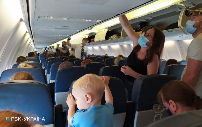 На авиарейсе из Кипра украинец устроил скандал из-за маски: видео инцидента