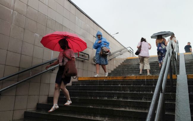 Синоптики розповіли, які області накриють дощі з грозами