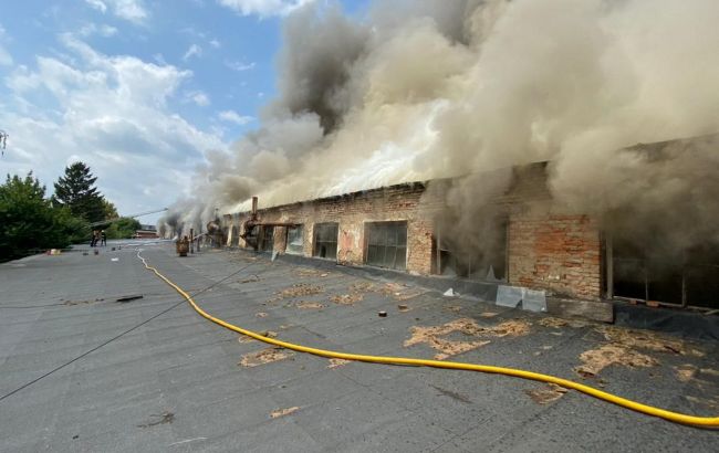 На заводі в Ужгороді загорілися склади. Пожежу гасять вже кілька годин