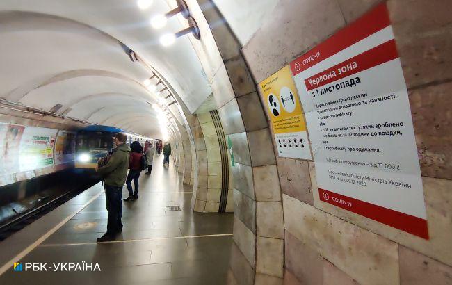 У Києві через масований ракетний обстріл зупинили метро