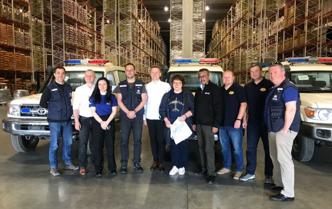 ВООЗ передала Україні два десятки позашляховиків у виконанні швидкої допомоги