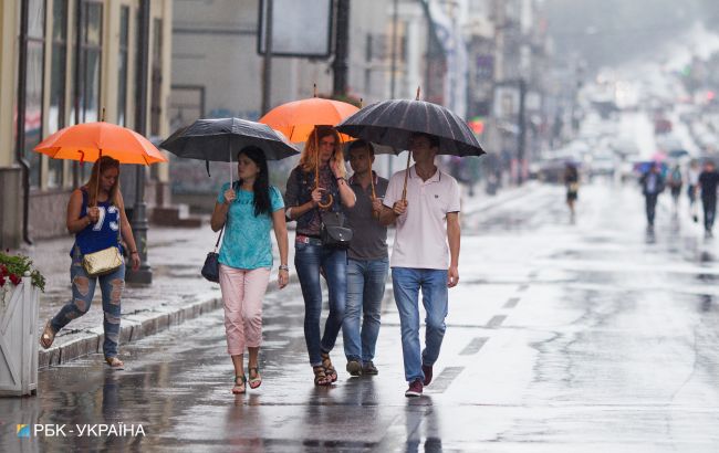 Погода на выходных особо не порадует: какие области будет заливать дождями