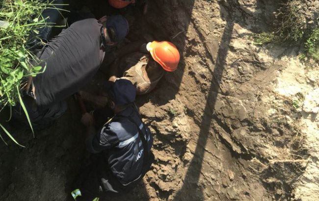 В Борисполе во время ремонтных работ двух работников "Киевоблэнерго" засыпало землей