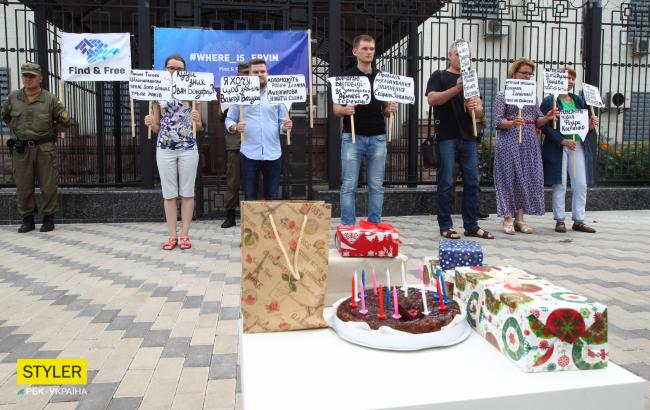 "Это моя боль": у посольства РФ вспомнили пропавших в оккупированном Крыму (фото)
