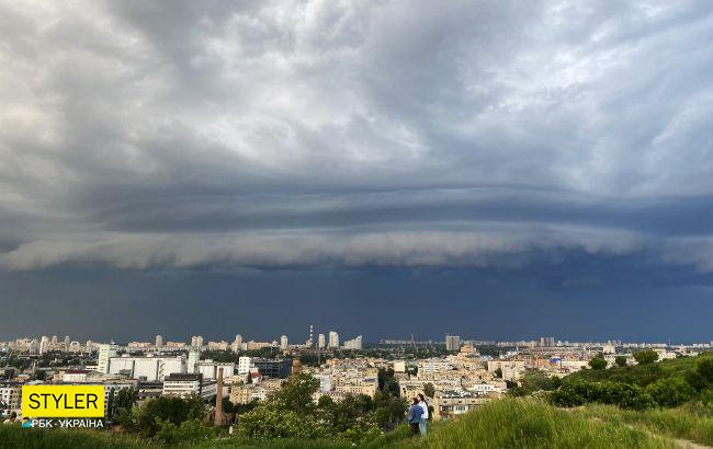 Появилось завораживающее видео грозы над Киевом