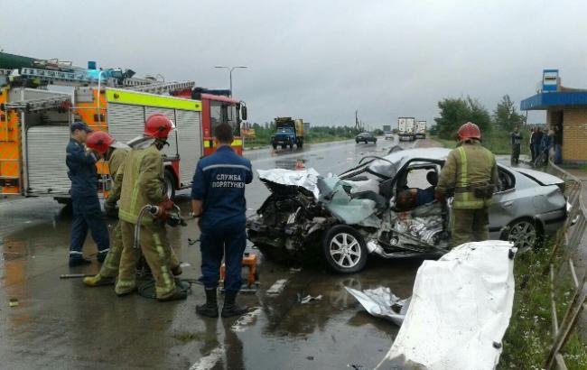 В Житомирской области легковое авто столкнулось с грузовиком, есть погибшие