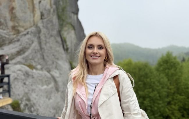 Стильний образ з ліліями: Ірина Федишин показала животик на 8-му місяці вагітності