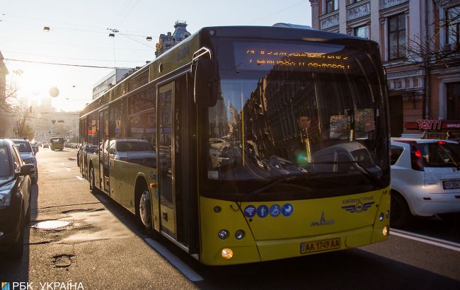 У Києві на ходу "розвалився" автобус (відео)