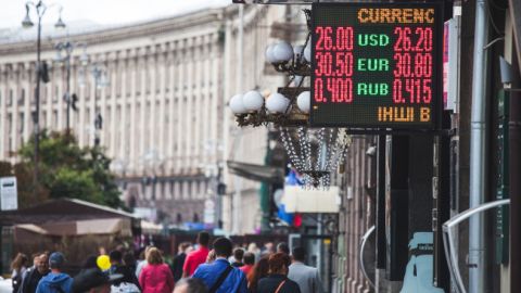 Доллар и евро выросли на наличном рынке