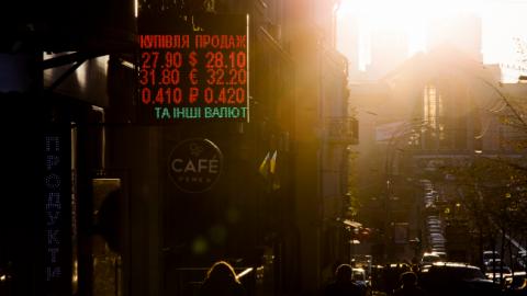 Наличный курс доллара снизился еще на 4 копейки