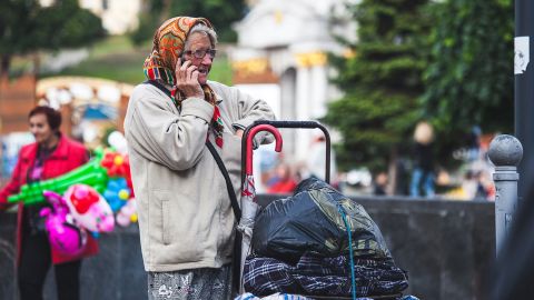 В Одесі старенька попросила допомоги у перехожого, а той її пограбував