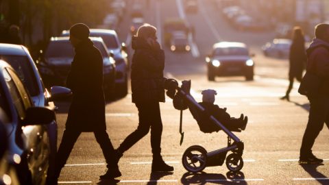 В Одессе женщина с детской коляской провалилась в огромную яму: подробности
