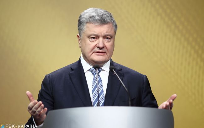 А где дорога? Кортеж президента застрял в ямах под Львовом (видео)