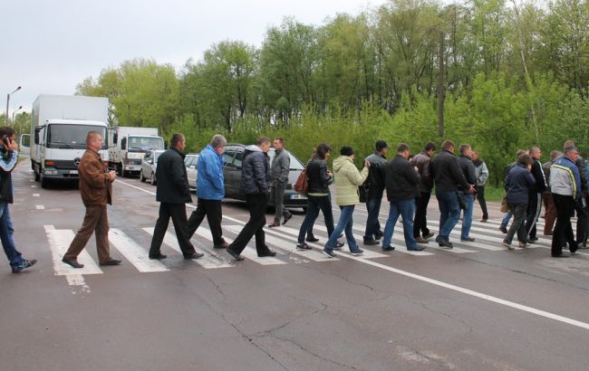 В Волынской обл. шахтеры перекрыли мост и требовали погасить долги по зарплате