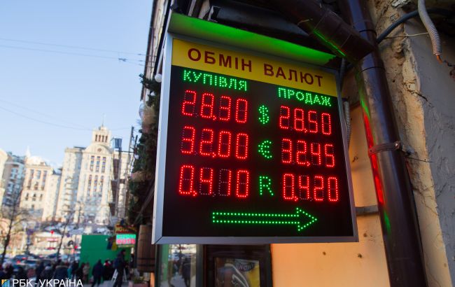 Аналітики допускають зростання курсу долара до 28 гривень через відставку Смолія