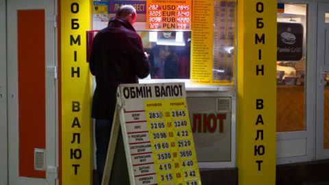 Эксперты допускают рост курса доллара до 30 гривен из-за коронавируса