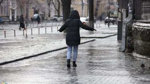 Киян обурило відео, як школярі падали на дорогу і дерлися по льоду