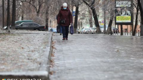 Жовтий рівень небезпеки: в Україні сьогодні збережеться ожеледиця