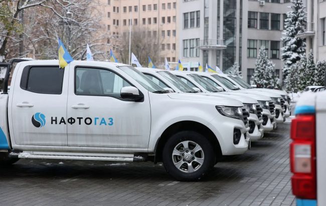 "Нафтогаз" передала 10 пікапів Силам оборони України у Харківській області