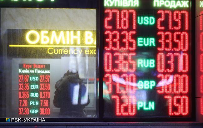 Українці за останній місяць скоротили продаж валюти банкам