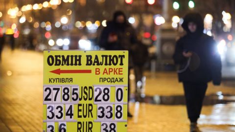 Межбанк открылся курсом доллара выше 28 гривен