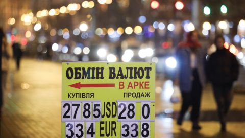 Ситуация на валютном рынке: население продает доллары