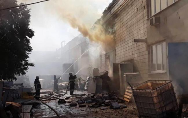 В Житомире спасатели локализовали пожар на картонном комбинате