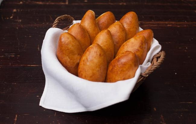 У Росії чоловік заліз в ларьок, наївся і застряг у вікні